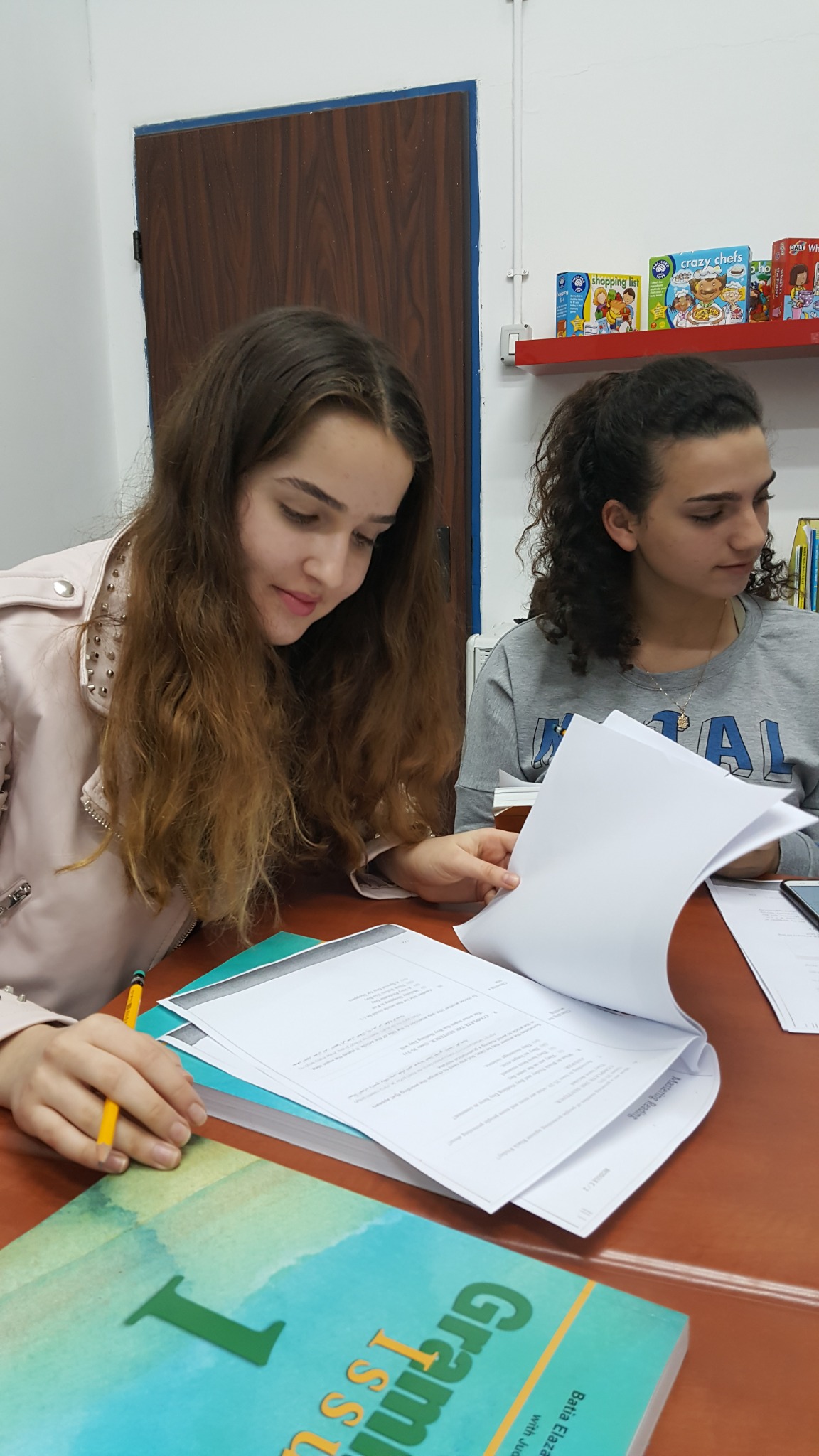 תלמידות מתרגלות אנגלית
